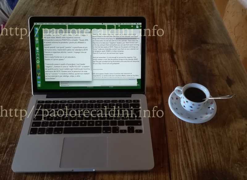 Un MacBook e una tazza di caffè come compagna!